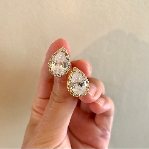 Faux diamond pear studs - Picture 3 of 3